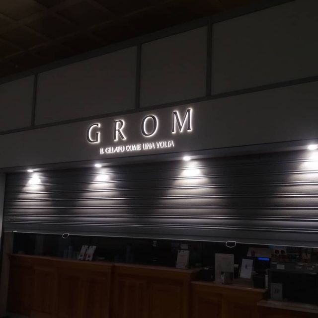 #lightbox with opaque background and push through letters in relief - laterally lighting
#soleneon #madeinitaly #design #lighting #signage #enseignes #caissonslumineux #insegne #comunicazionevisiva