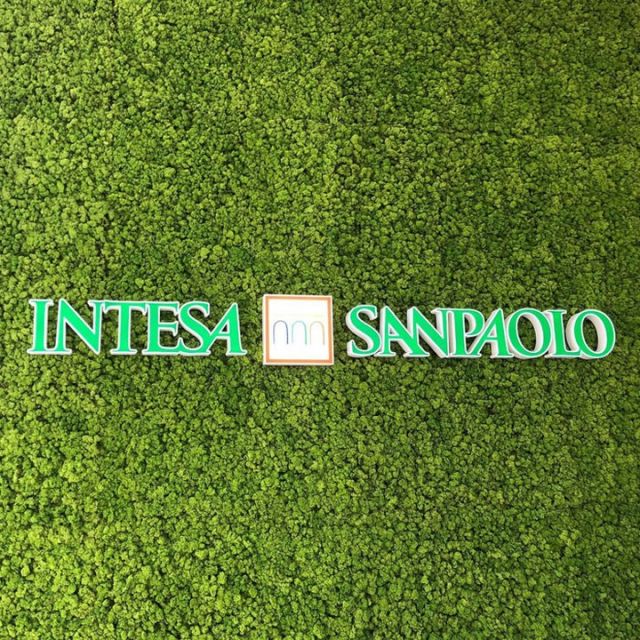 Here it is the work done by #soleneon for one of the Intesa Sanpaolo branch in Milan, an example of #builtupletters with #directlight on #greenwall! How fascinating!
#murvégétal#lettresboîtiers#éclairagedirect
#grünenwand#direkteslicht#3dbuchstaben
