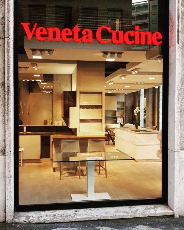 Good afternoon!!! We haven’t disappeared…🤩 here we are with a new example of #retail made for Veneta Cucine. As you can see, built-up letters are becoming a more and more requested solution!
👍🏻😁 #venteaudetail #einzelhandel